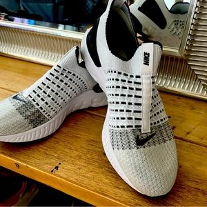 Like new youth Nike tennis shoes